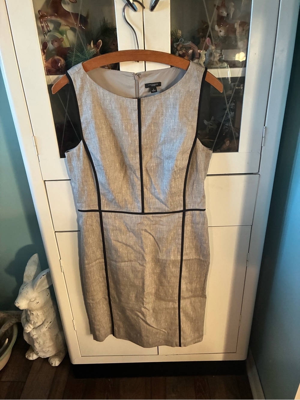 Ann Taylor Sleeveless Sheath Dress in Light Gray with Black Piping sz 4 euc